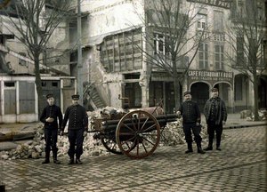 Vier brandweermannen met hun uitrusting, Reims, Marne, Frankrijk, 1917 door Fernand Cuville
